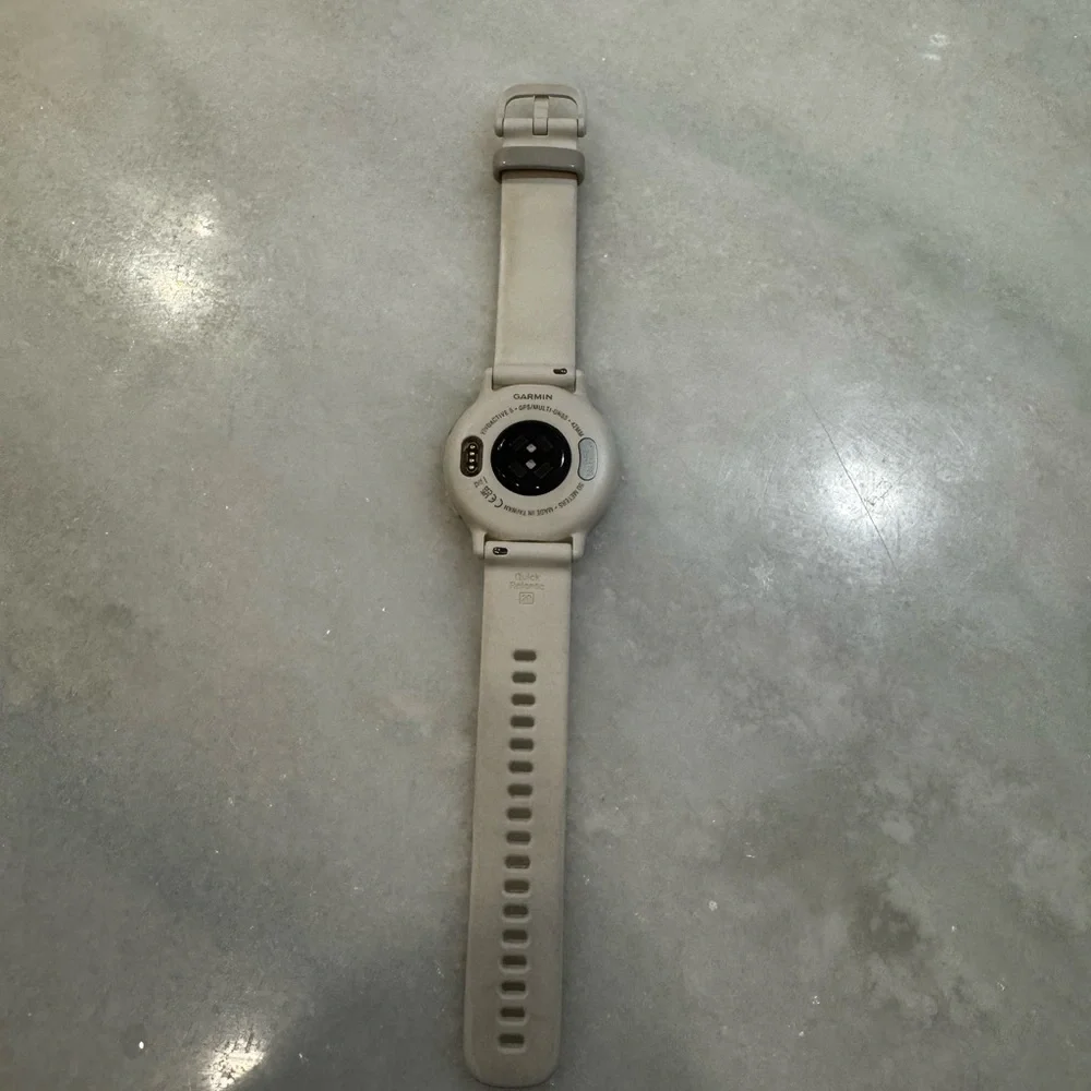Garmin vivoactive 5 ivory and cream gold